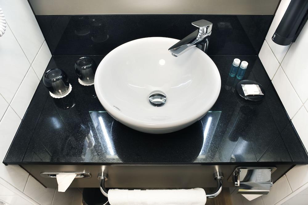 - South, An Ihg Dresden